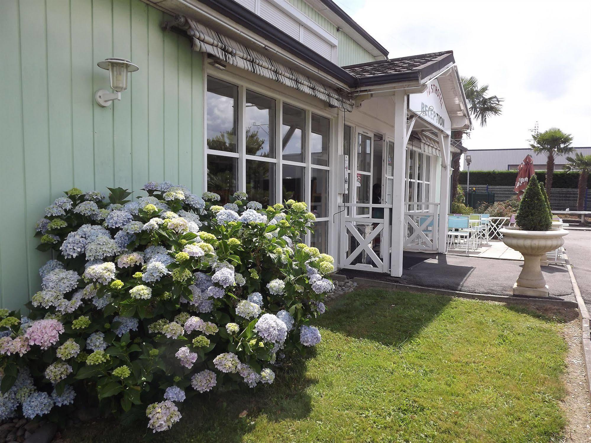 Brit Hotel Essentiel Pau Lescar Exterior photo